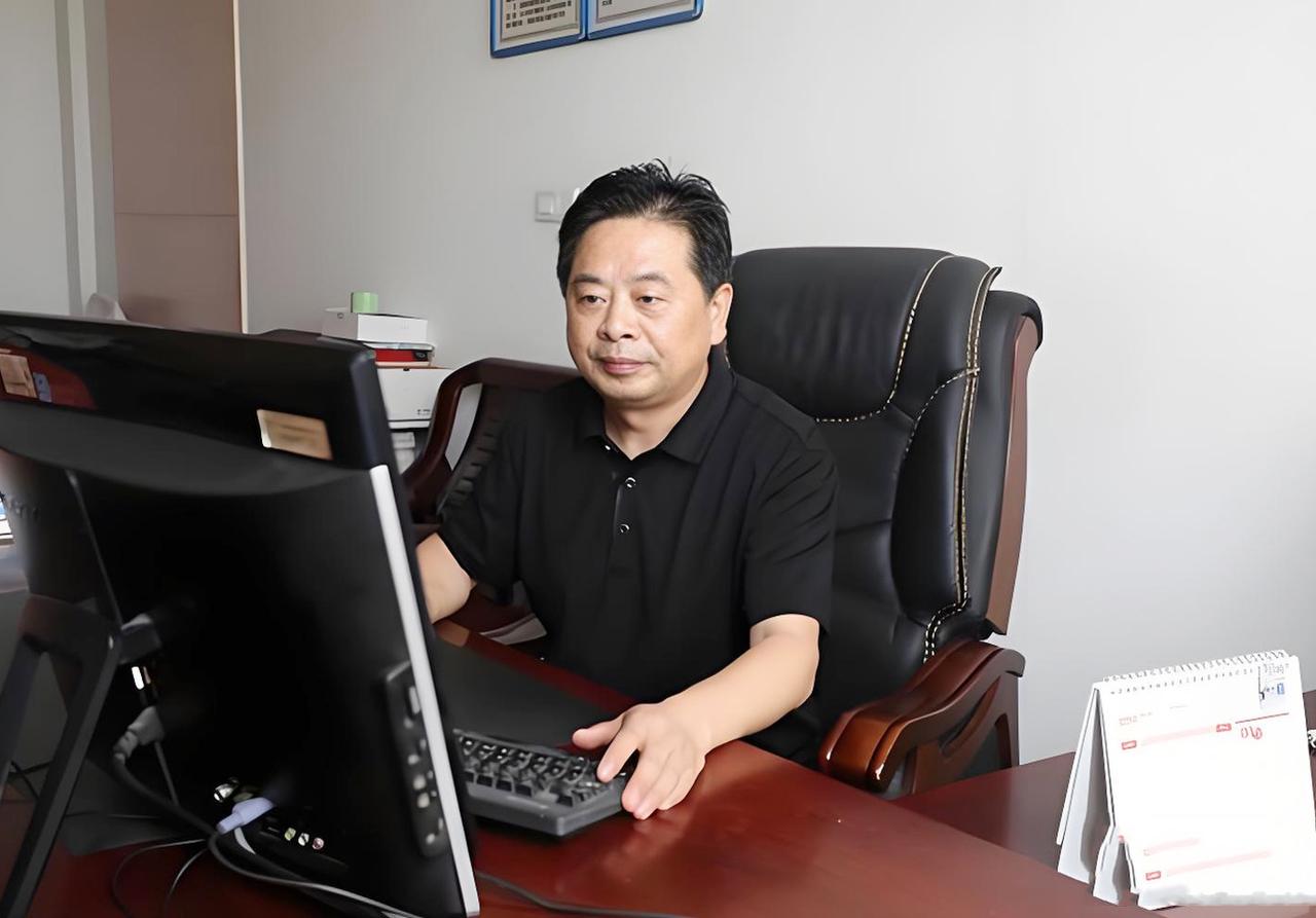 安徽铜陵市枞阳中学的原校长汪玉生，你也许没听过他的名字，但在安徽教育界却是颇有名