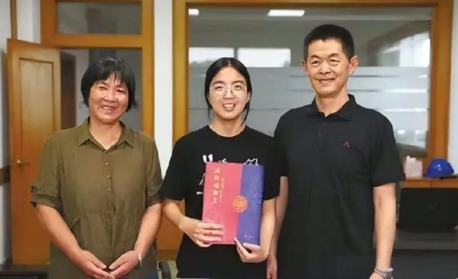 她找了四年的那个恩人，其实早就见过，还喊过他叔叔。是她高中同学的爸爸。吴玉其