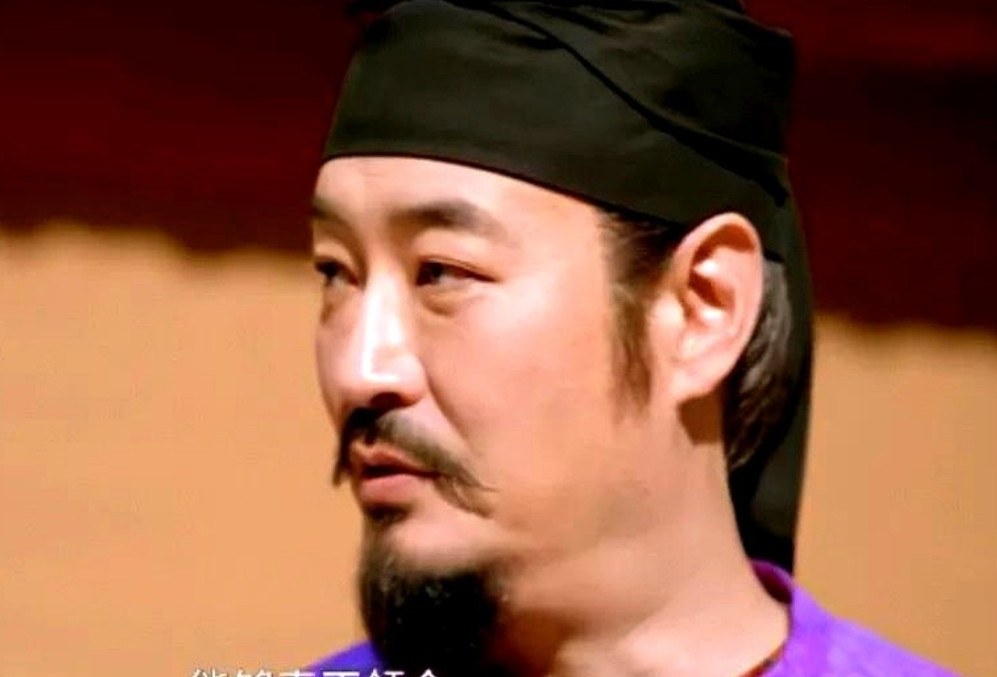 《长安的荔枝》里韩十四当众问右相：“从岭南运来的荔枝一颗十七贯五百文，为何还要劳