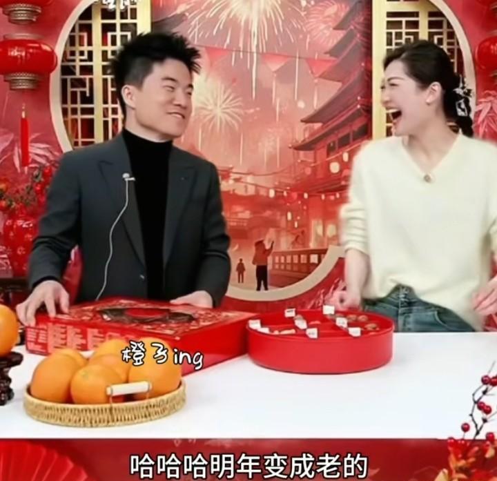 32岁董宇辉直播自嘲“男孩”！💬一句“明年再见”悄然下播，这次他眼底的疲惫藏