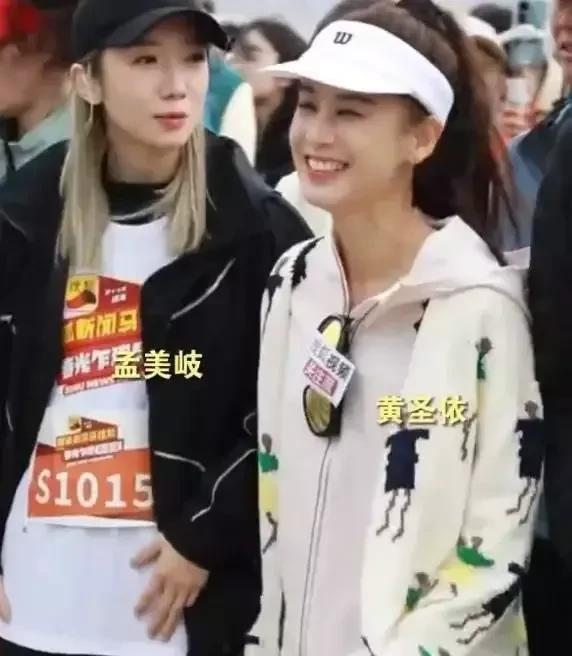 "黄圣依15岁旧照曝光！与高知妈妈合体上综艺，离婚后状态惊艳：爱自己才是王道！"