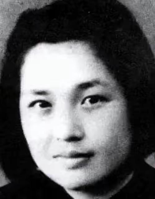 1958年，沈醉去天安门参加阅兵仪式，看见毛主席身边站着的女人，吓得他当场差点魂