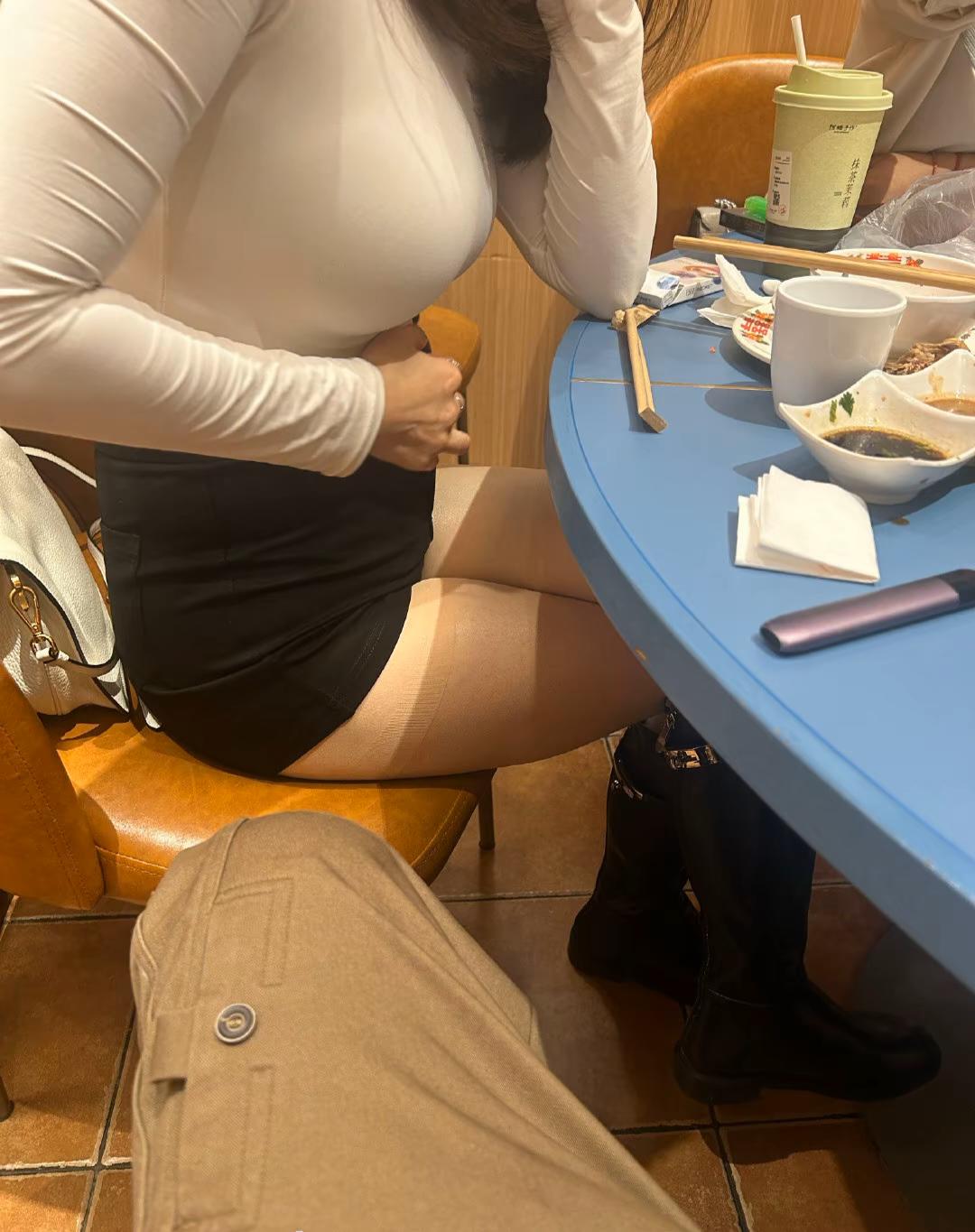 这是我同学老婆，每次同学几个说出来喝点都要带上他老婆，不知道他是怎么想的，还每次