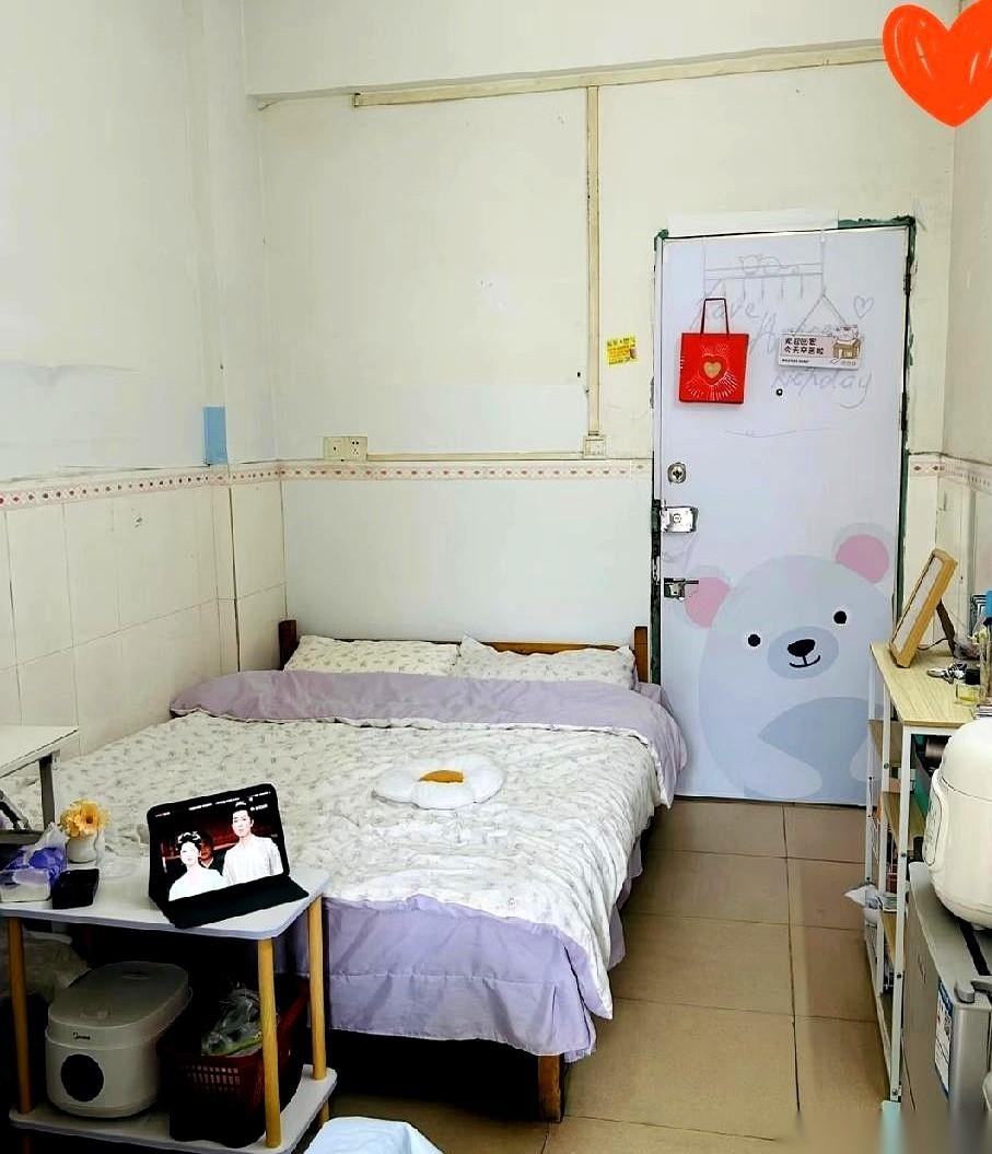 950一个月。深圳。一张床。没了。真的就这些。连个放衣服的柜子都没有。房东大