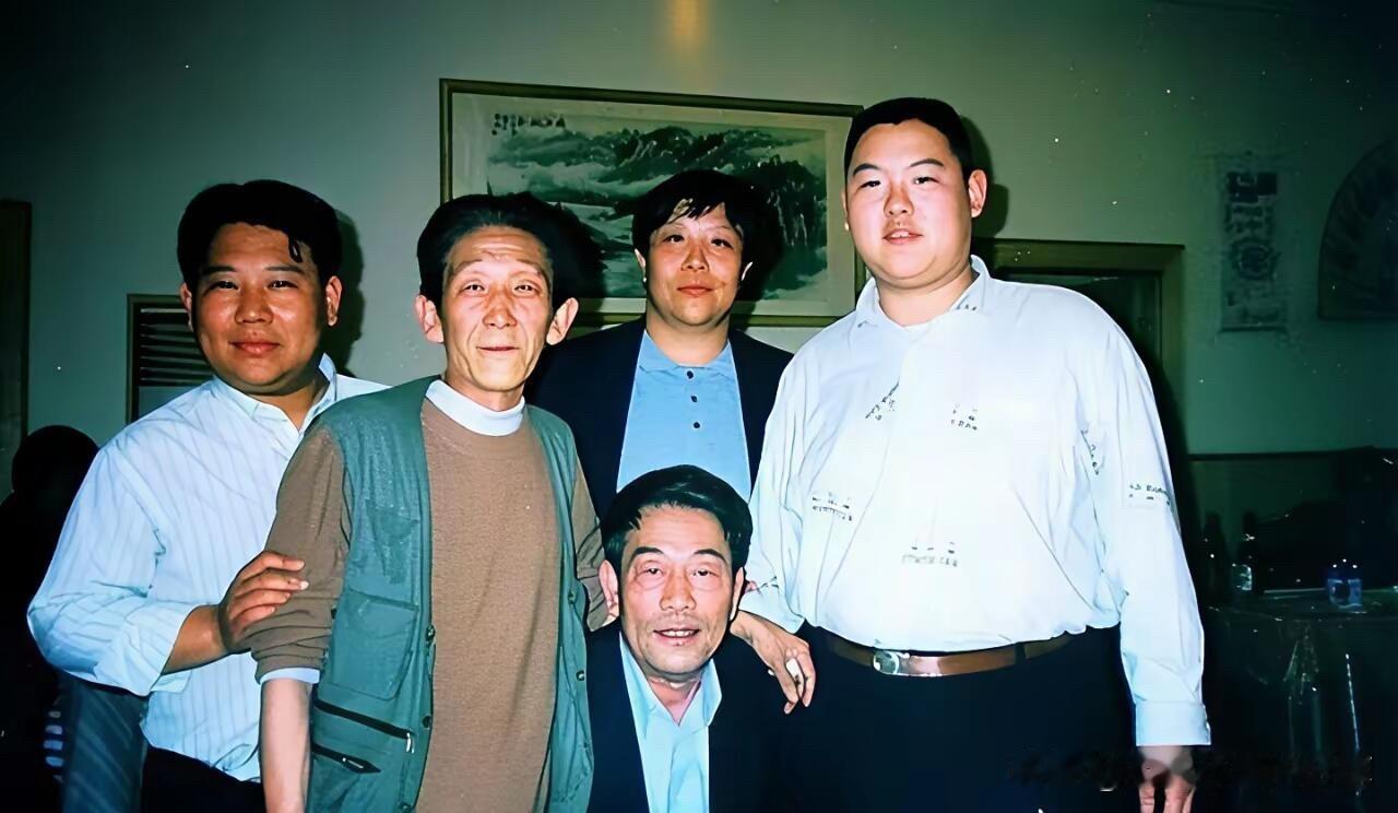 有没有发现早些年这些讲相声的男演员，很多人都比较胖，像郭德纲还有右边前面和后面的