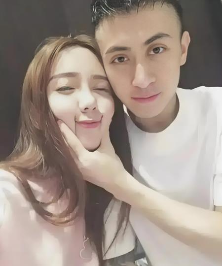 韦雪说小儿子去秦奋家叫回家“捞姐”韦雪直播要小儿子去爸爸秦奋家，小儿子回应那是