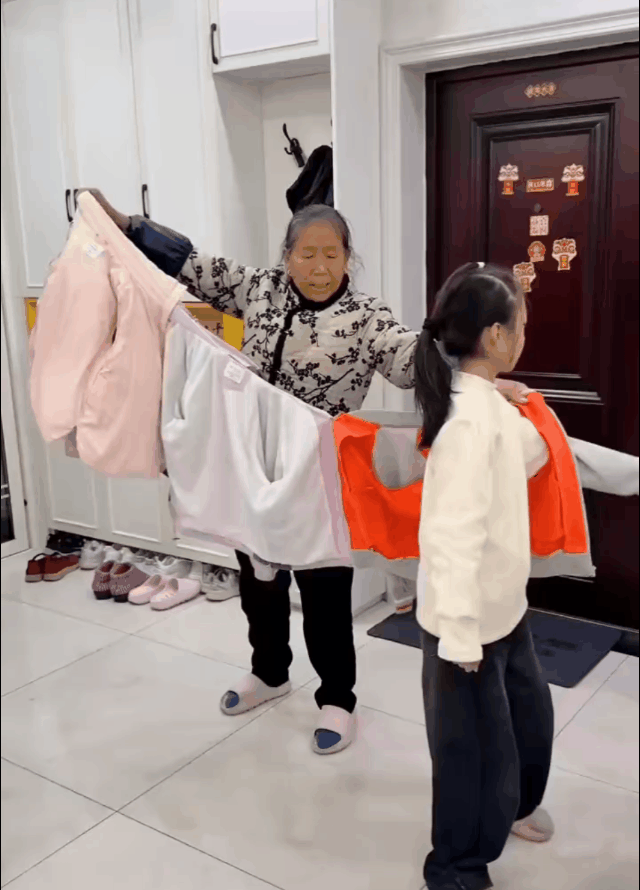 奶奶是个亲奶奶，孙女也是好孙女！