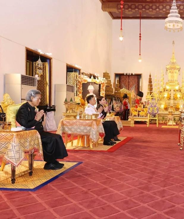 泰王没有忘记嫡长女，过完74岁寿诞后带着家人出席帕公主去世50天悼念仪式！从画面