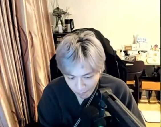 眼子：说实话我不知道是谁把我弄骨折的，我真不知道是谁，但是我也不关心是谁，说到底