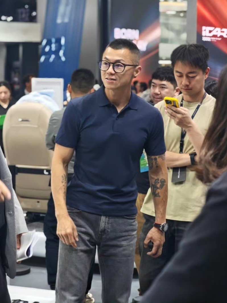 评论区看了一句：插遍茱萸少一人顶流还是顶流震哥还是帅啊