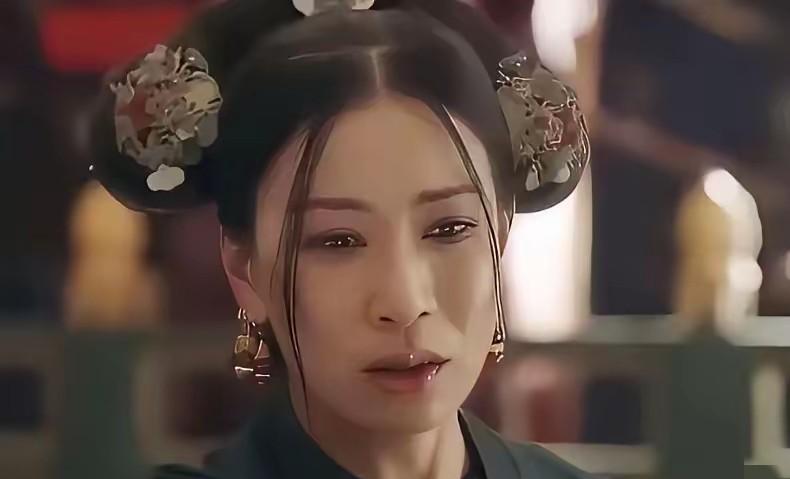 1766年，乾隆正在狩猎，太监跑过来说：“皇上，皇后去世了。”乾隆冷冷说：“十二