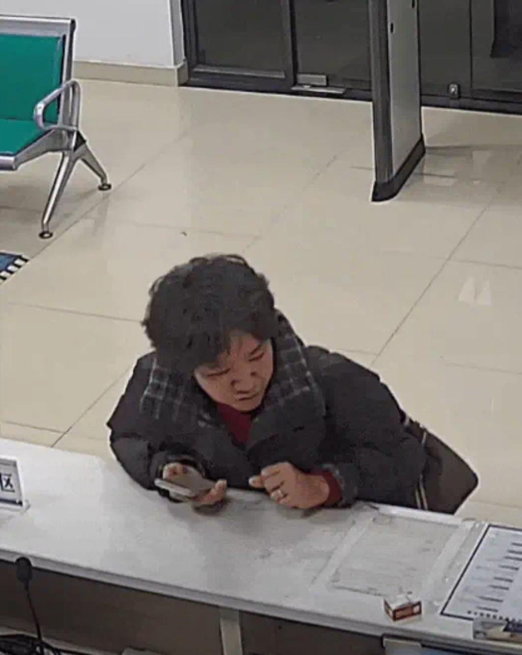 浙江金华，38年前雷阿姨从单大爷那里买了350多棵葡萄苗，看雷阿姨经济困难，单大