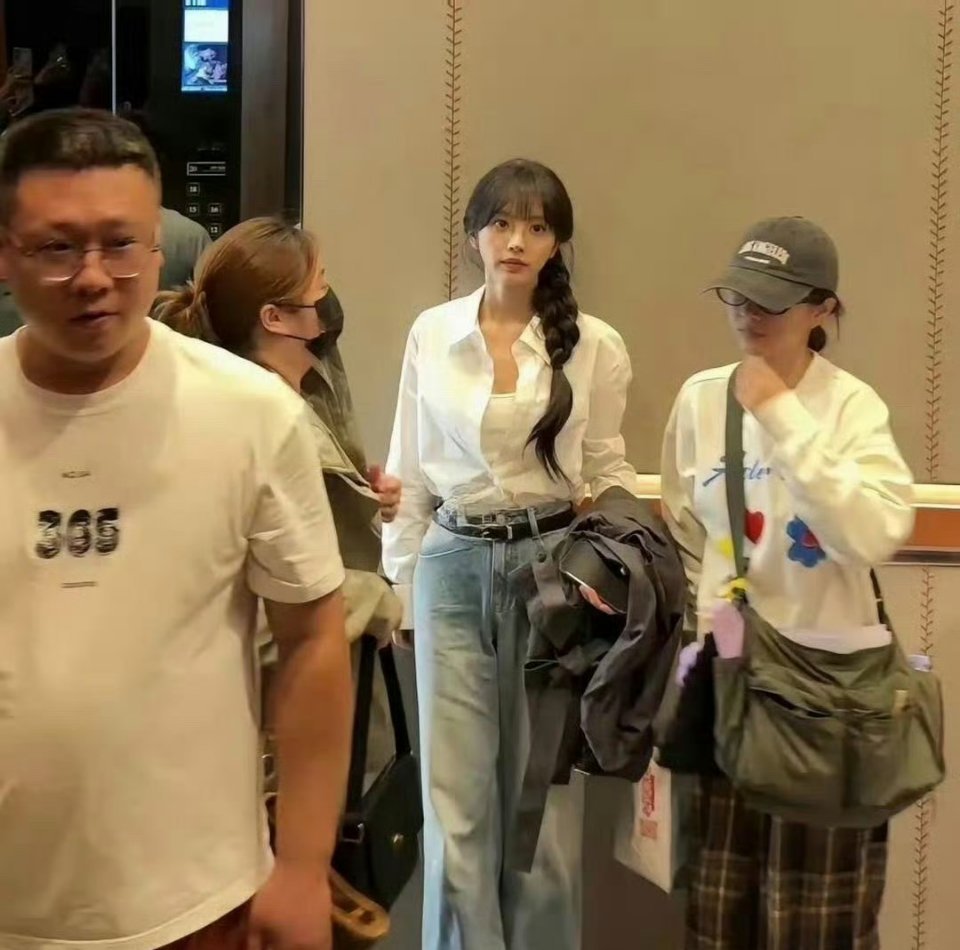 田曦薇一发现有人拍照，立即露出甜甜的笑容，真的太可爱了