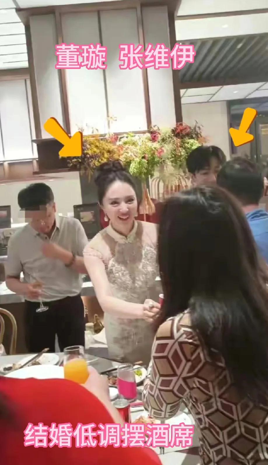 董璇的二婚宴照片被曝光啦，他们果然结婚了，婚宴上两人一起给亲朋好友敬酒。现场还