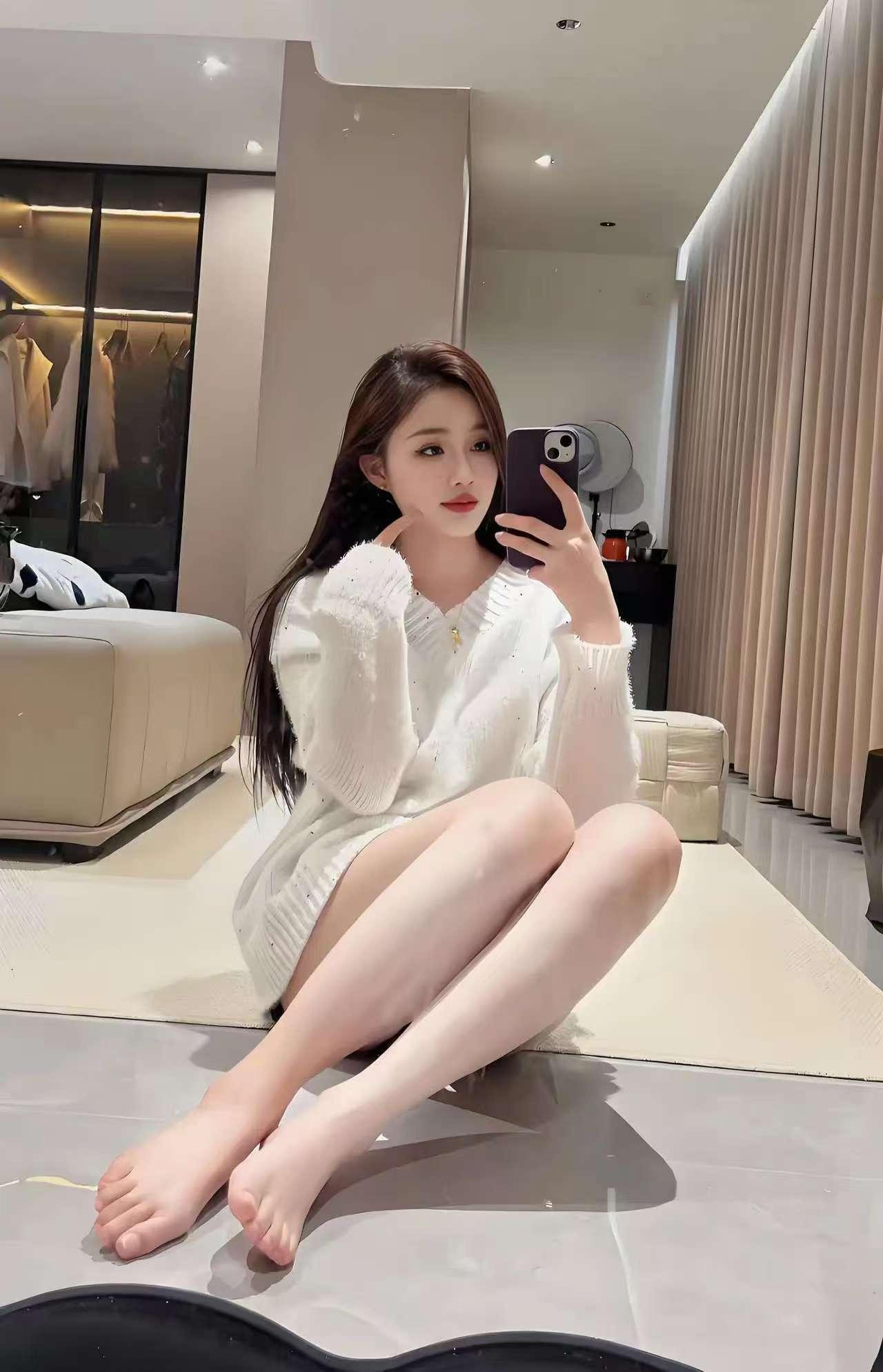 慵懒午后，白色毛衣搭配，温暖如你