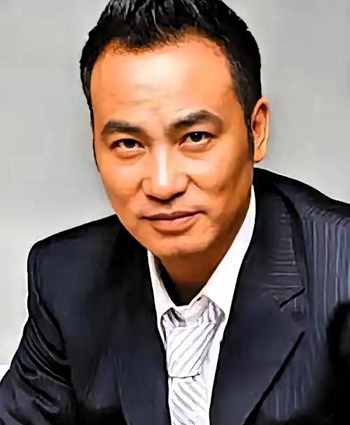 任达华，不老影帝背后的故事，传奇人生最近任达华好像摔了一跤，线下活动的时候，这