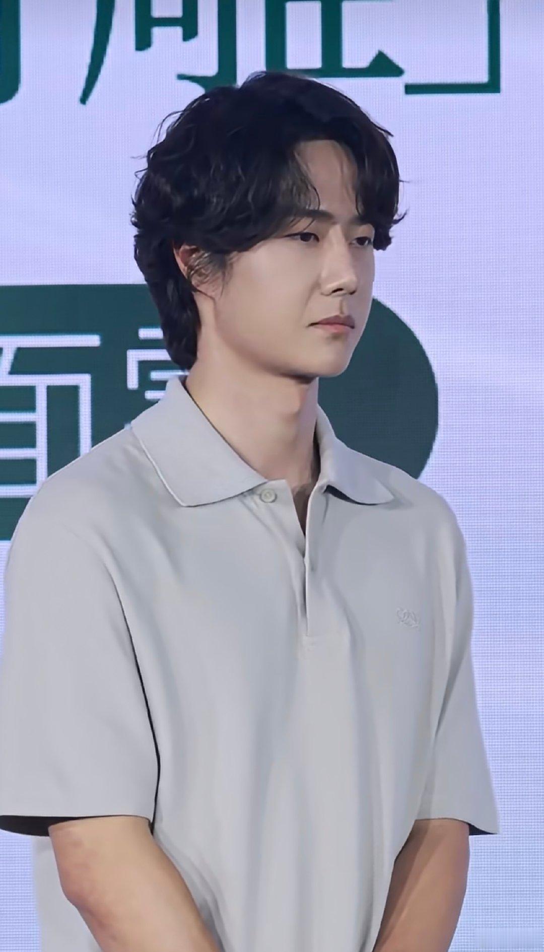 王一博赛车事故后首现身王一博赛车被撞后首现身王一博赛车事故后首现身，状态看起来