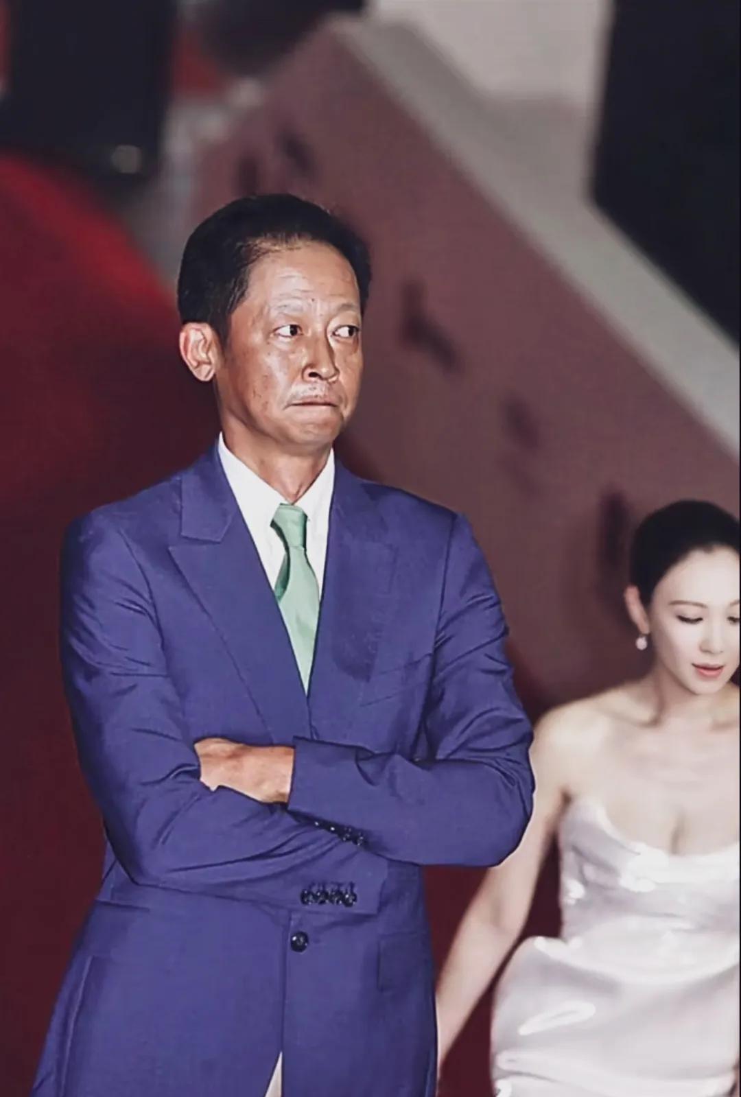 红毯上的“尴尬”场面，王志文与李小冉同框走红毯，李小冉抹胸礼服，皮肤白到发光，美