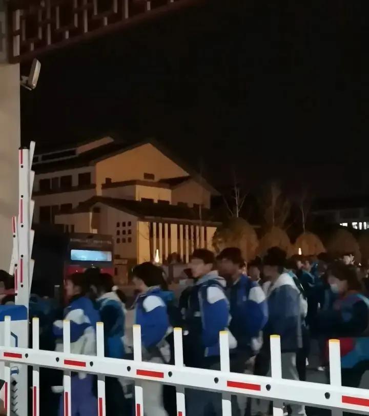 2025年高考后，一名普通家庭男孩高考超一本线不少，本想冲热门专业，却被点醒：梦