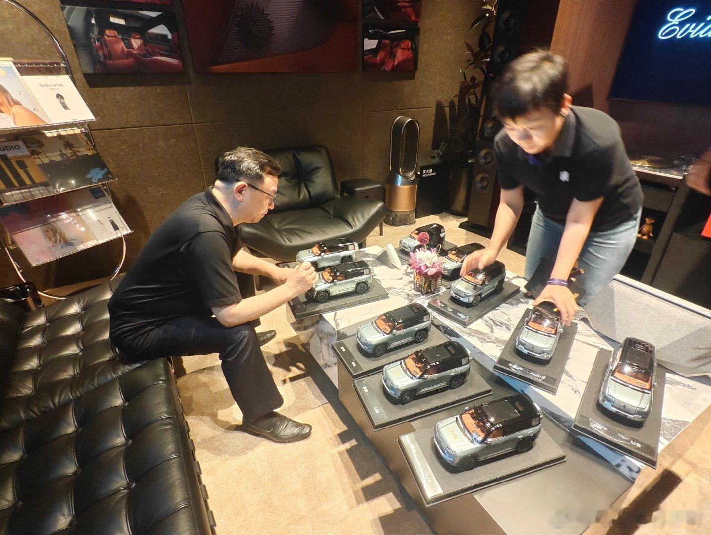 去看看深港澳车展，王总在仰望给上午定车的客户送签名车模。我们在1号馆包馆，欢迎大