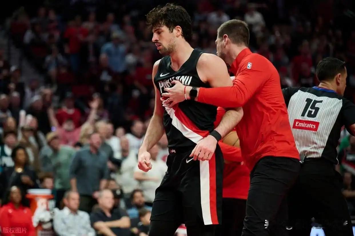 开拓者1:4被马刺淘汰，将会引发三个蝴蝶效应！第一，既然开拓者止步首轮，由于球