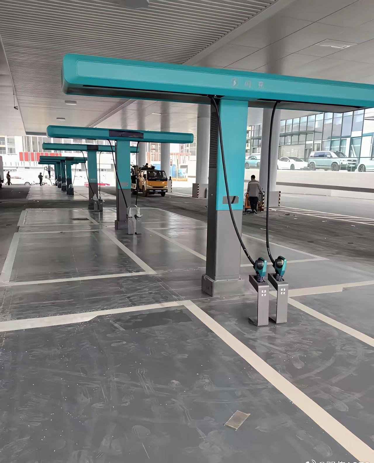 比亚迪的兆瓦闪充站，部分车型可实现“充电5分钟，续航300公里，这造型和布局很人