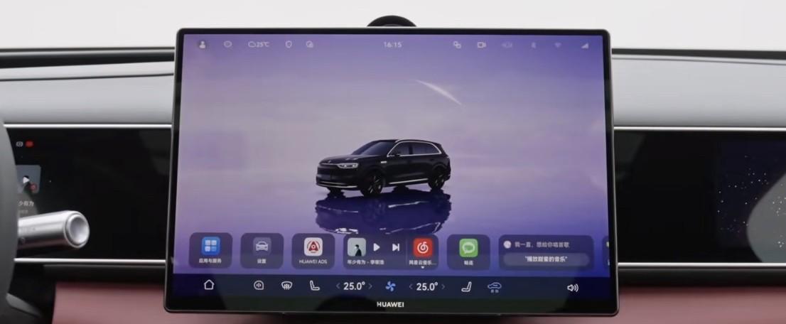 全新问界M7这个中控大屏下面印着一个大大的“HUAWEI”logo，目标用户的情