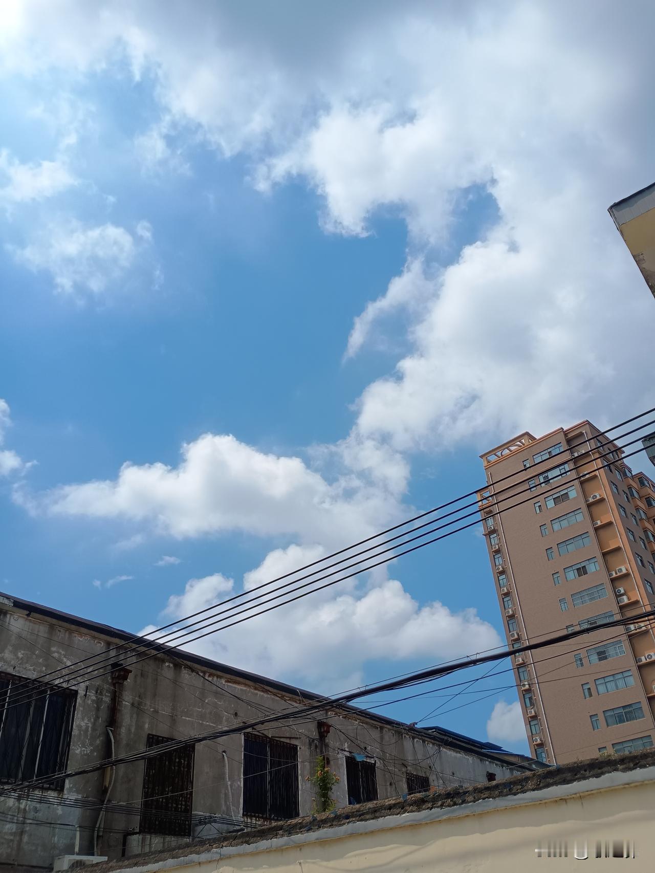 原本晴朗的天空，突然压上一块乌云，稍后便是一场淅淅沥沥的雨——一场秋雨一场凉！