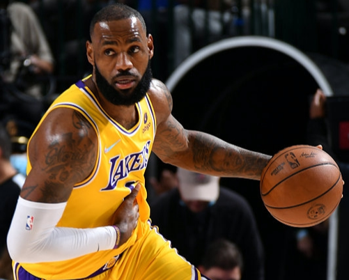 关于詹姆斯办不办退役巡演，我觉得好多人恐怕是理解错了，现在可能是湖人想要逼着詹姆