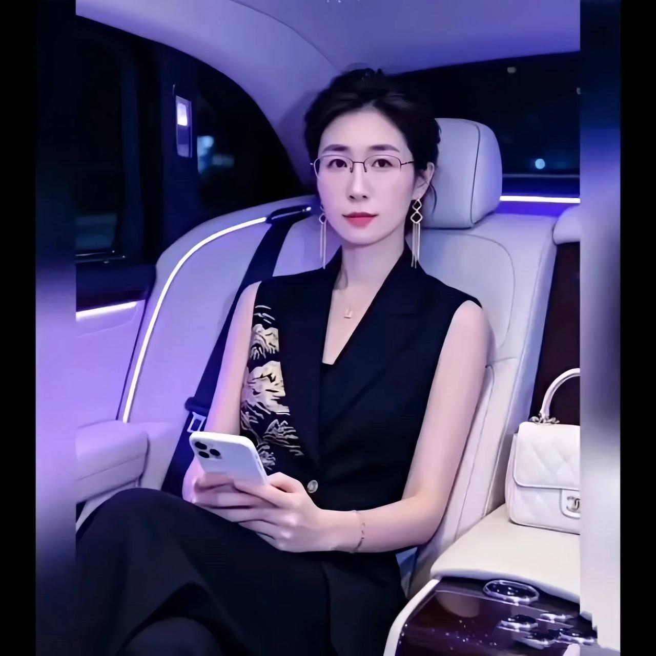 看到朱女士现在的状态，真是应了那句老话：人在做，天在看。前阵子还闹得沸沸扬扬