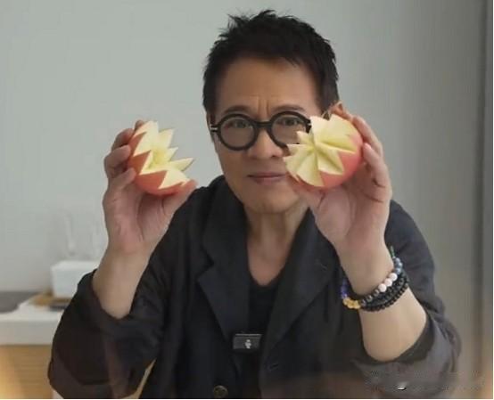 6月3日，李连杰登上了热搜，原因是他发布了一个自己削苹果的视频火了，这可不是普通