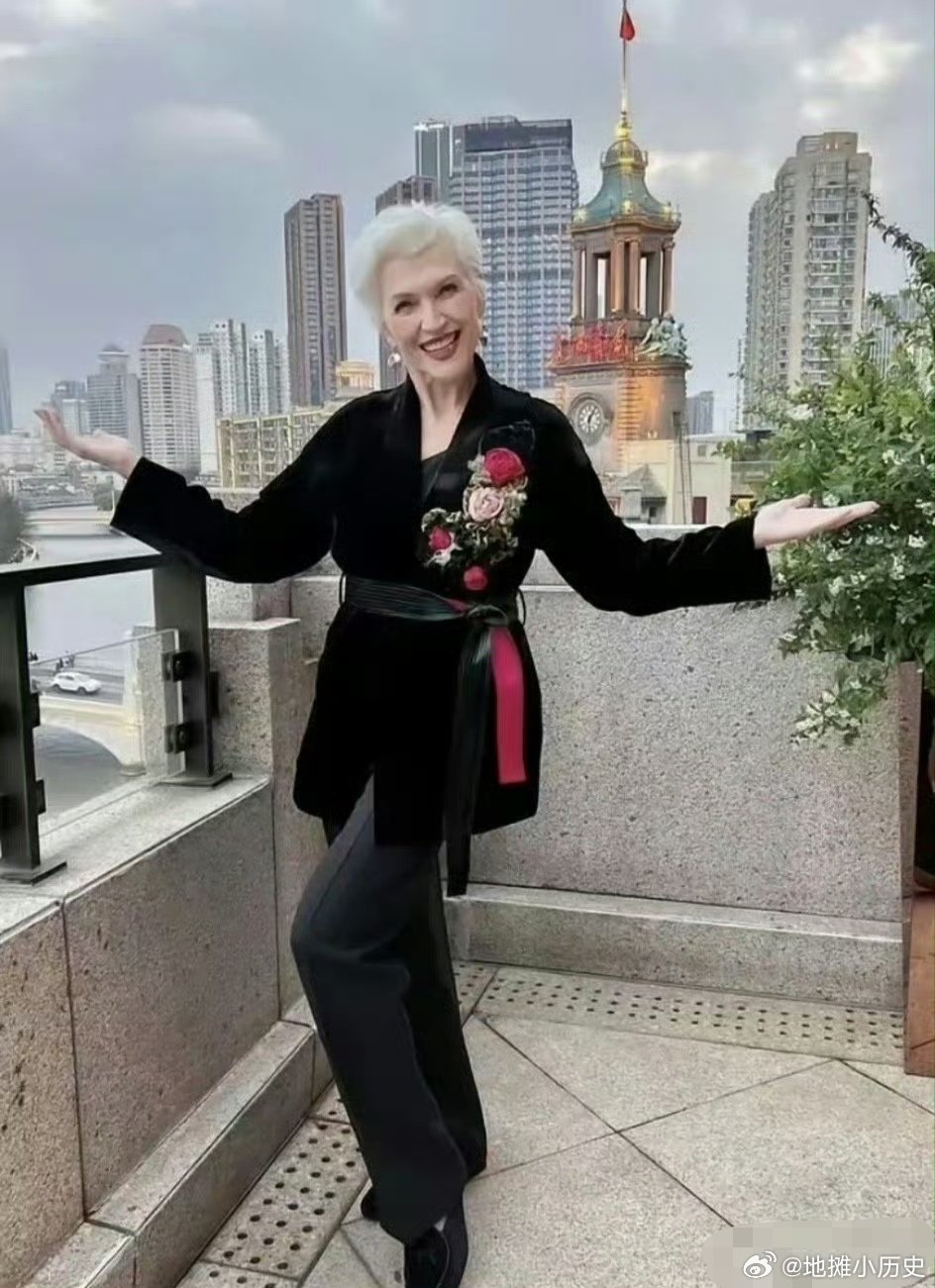 马斯克的母亲，年轻与现在！岁月从不败美人​！[赞]​