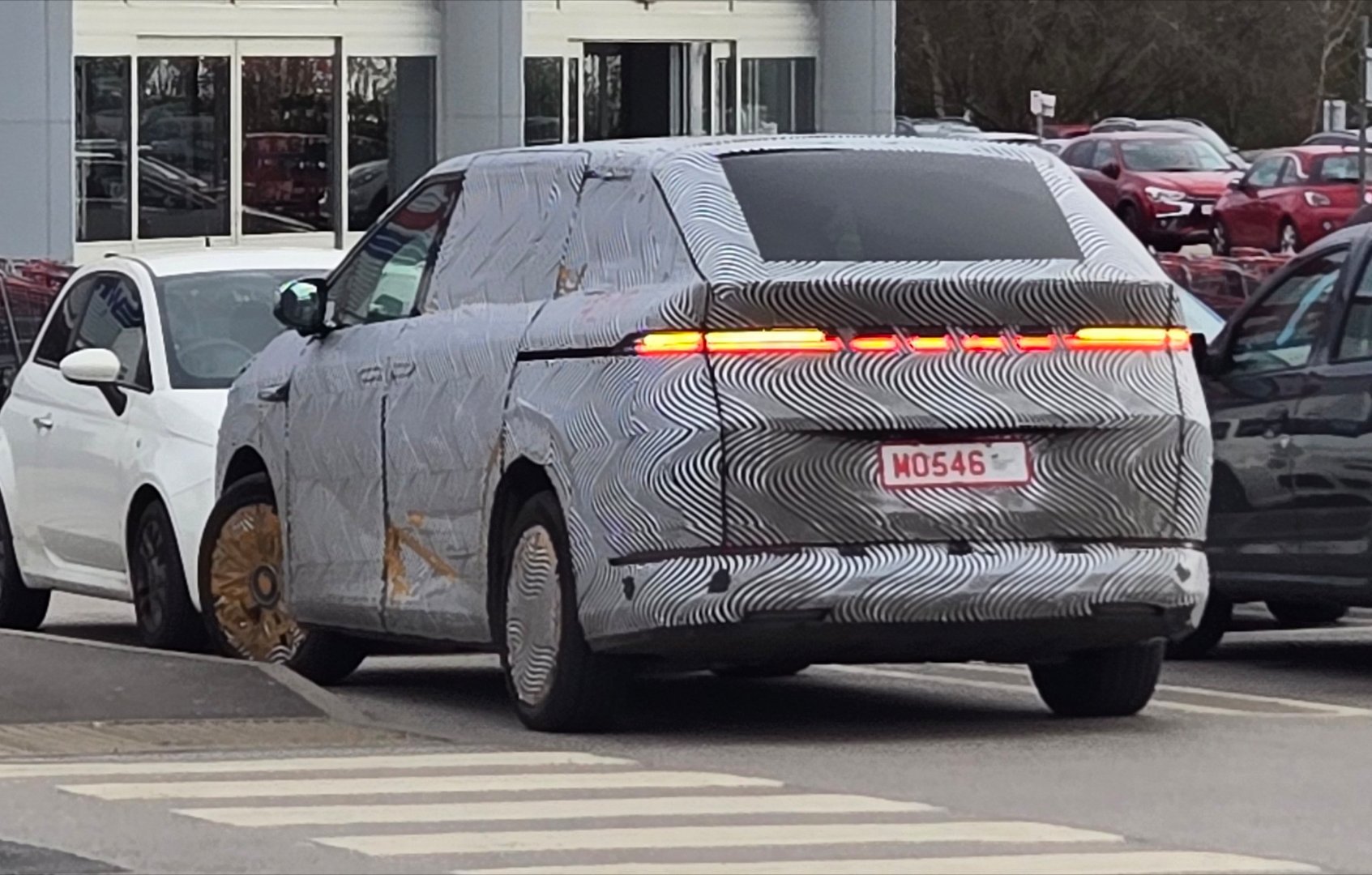 在英国某停车场停放的一台右舵小鹏X9大v聊车