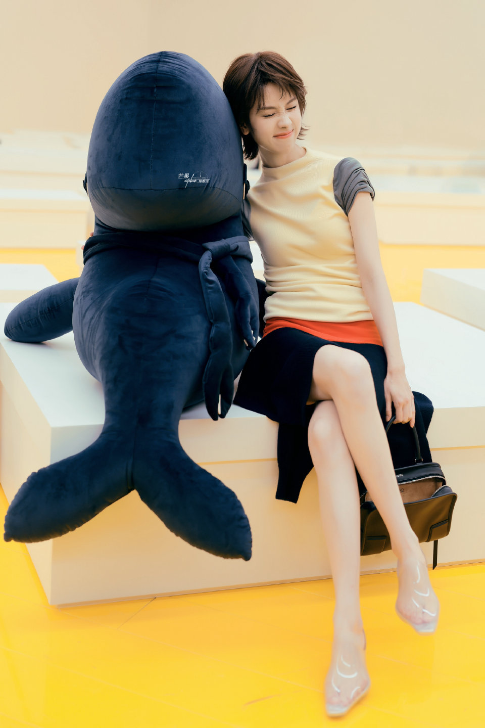 陈都灵翘楚🦊陈都灵楚朝“日落跌进星河里，留给山川湖海的着迷，长夜繁星的欢喜”?