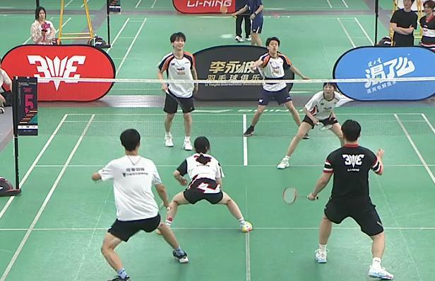 羽毛球3V3新玩法！中老年球友福音：前场妹妹镇守，后场双雄护驾，乐趣翻倍不喊累！