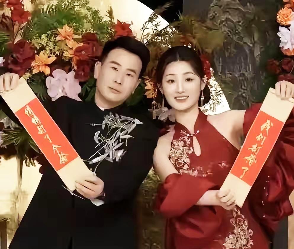 自从和未婚夫大鹏订婚后，陈亚男几乎把镜头焊在了身上，一天不露面，仿佛都浑身不自在