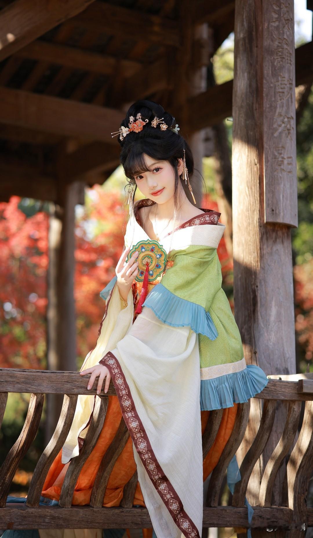 秋日古风美人，红叶映衬下的古典韵味。
