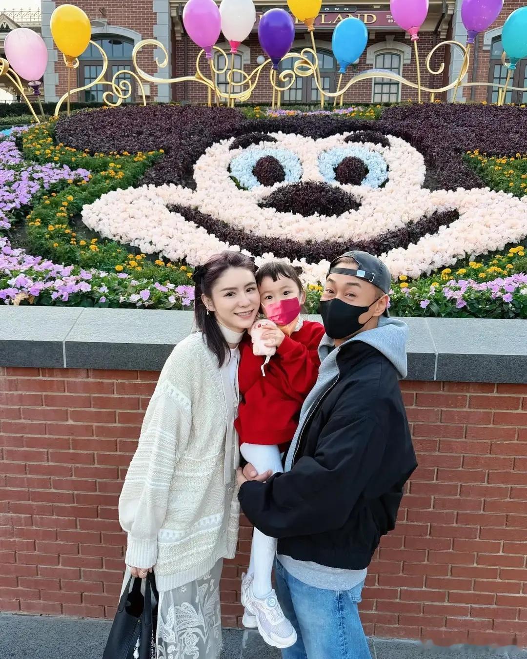 张馨月晒一家三口出游，林峰负责带娃，把女儿扛肩膀上大秀爸爸力！