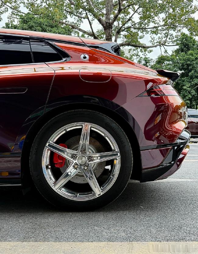 腾势Z9GT，秃鹰黑魅红，颜色很高级！