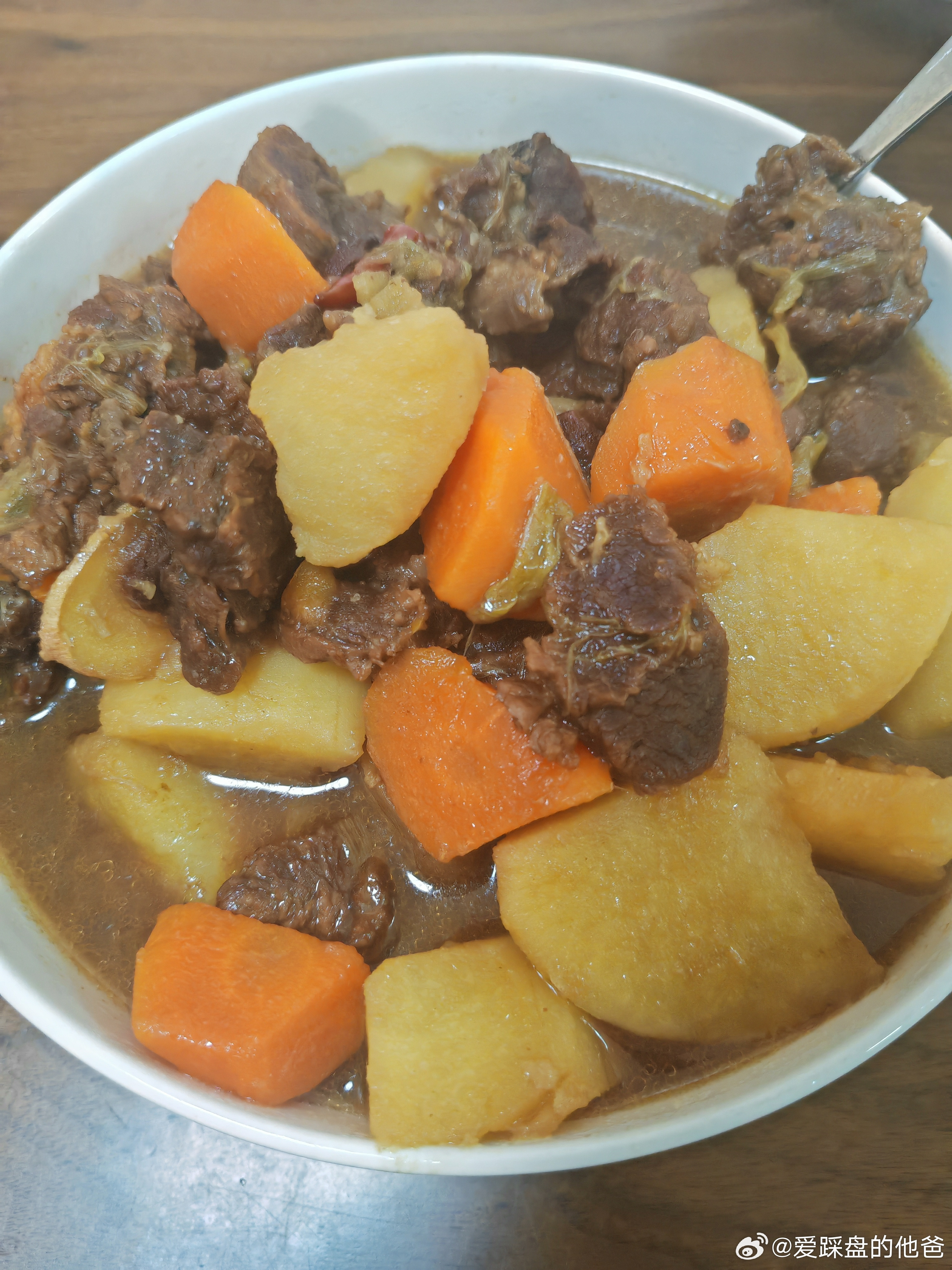 晚上吃土豆牛腩，蒜炒菜心。