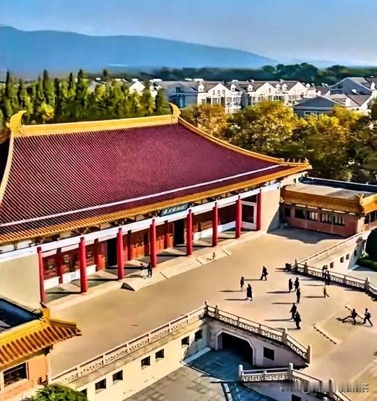 这瓜真是越吃越有味！当初那个低价买走古画的“神秘顾客”算是破案了，竟然是艺兰斋的