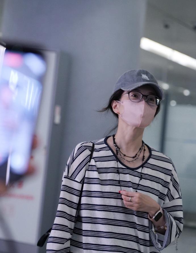 今天江疏影现身北京机场的时候搭配的很有清新时尚风情，真的是特别的漂亮。江疏影