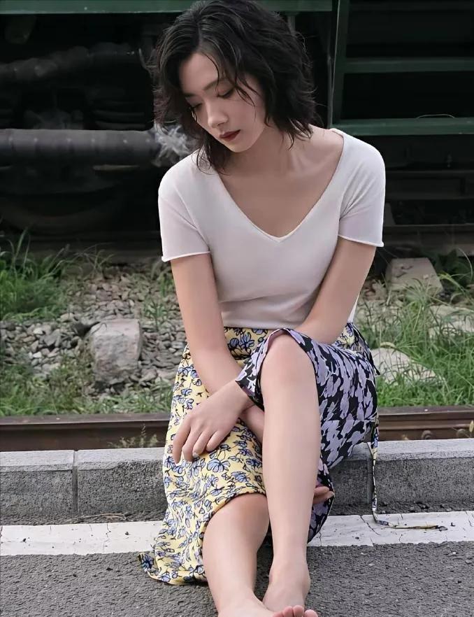 万茜夏日穿搭太耐看！纯色修身T恤搭配拼接碎花半裙，简约清爽，慵懒温柔的氛围感直接