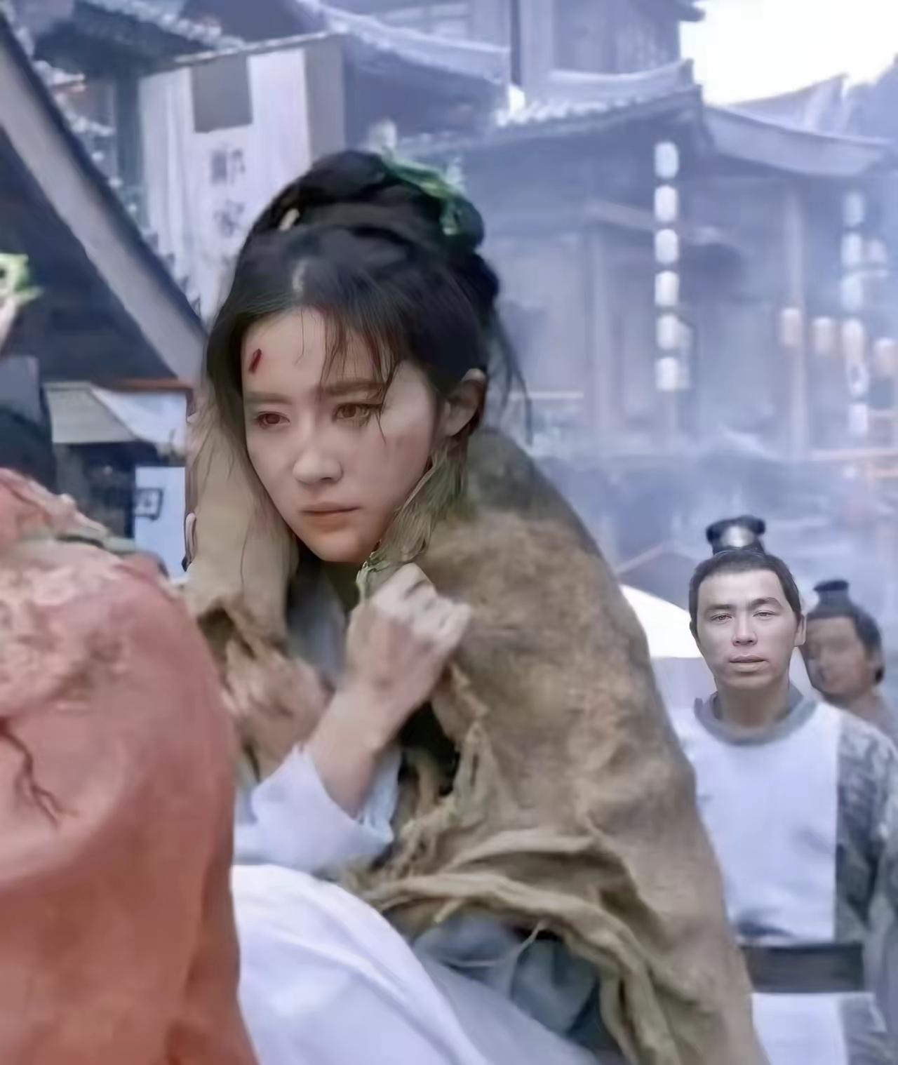 这就是刘亦菲著名的“披个麻袋也漂亮”、“头上的菜叶子像翡翠簪子”。该说不说，