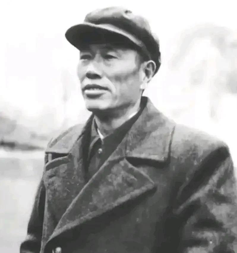1977年，在四川担任副省长的邓华将军奉调回京，当组织上问他有什么要求时，他第一