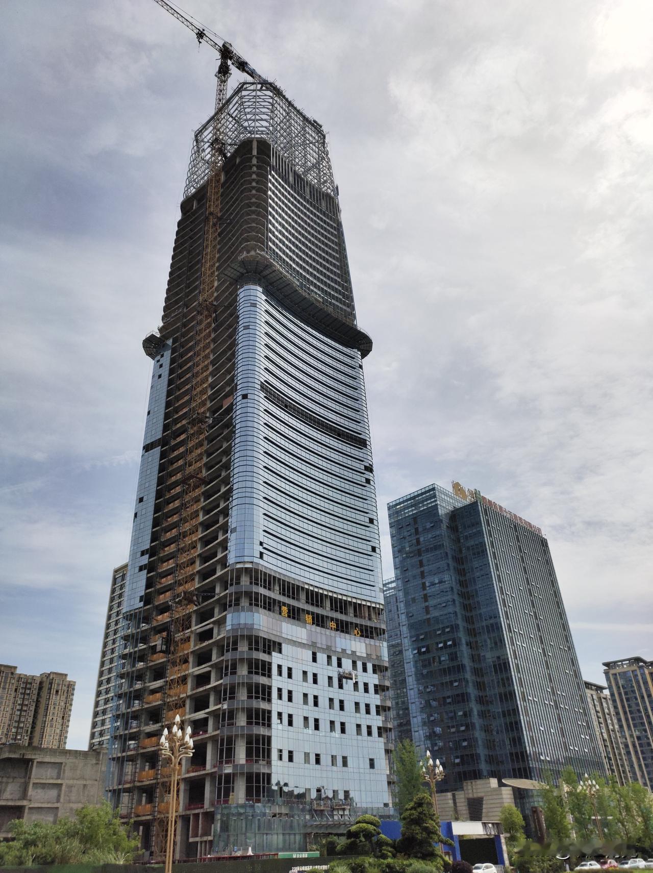 四川摩天高楼第二城南充238米双子塔最新进度来了…… 近日，笔者在社交平台看