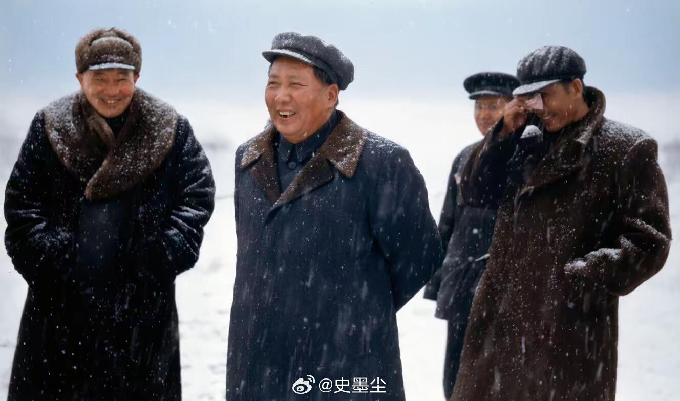 1953年2月15日，大年初二，漫天飞雪中，毛泽东的专列停靠在郑州火车站。车门打