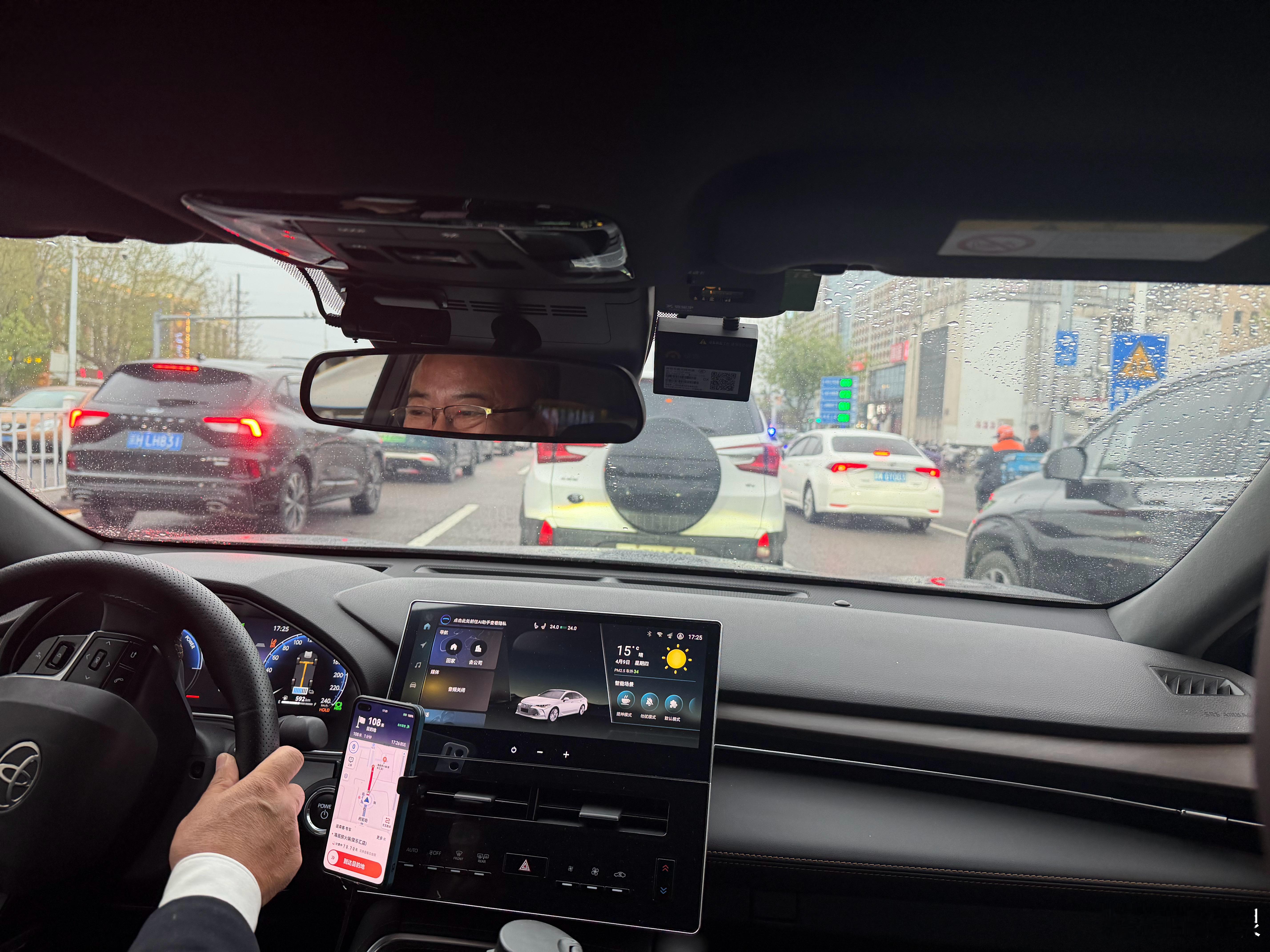 坐在网约车上突然司机师傅放声大笑，我说这咋啦？师傅说前面的车，突然把车停在路中间