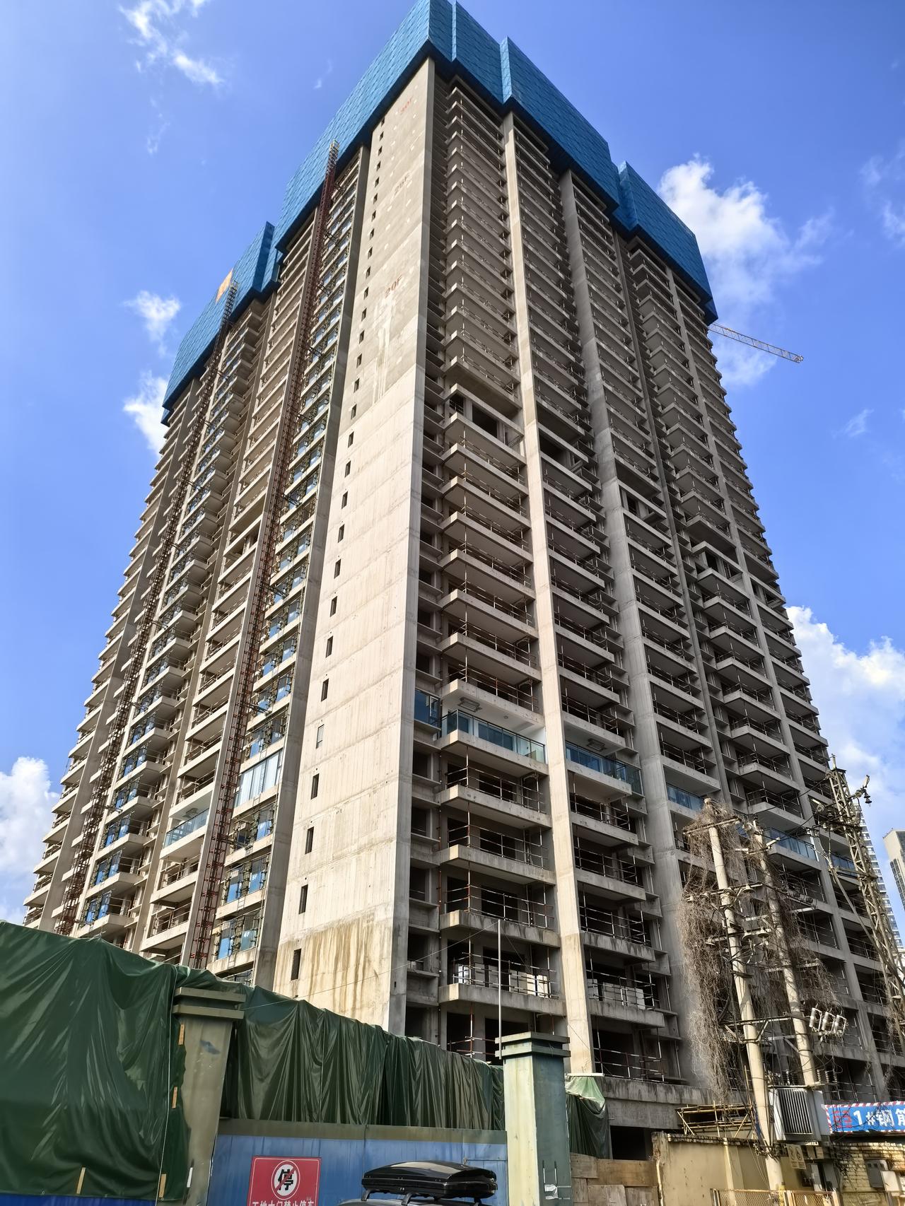 俊发龙泉俊园这个A6地块，本来有六七幢楼，二十六七万平米的，只建好了一幢楼封頂