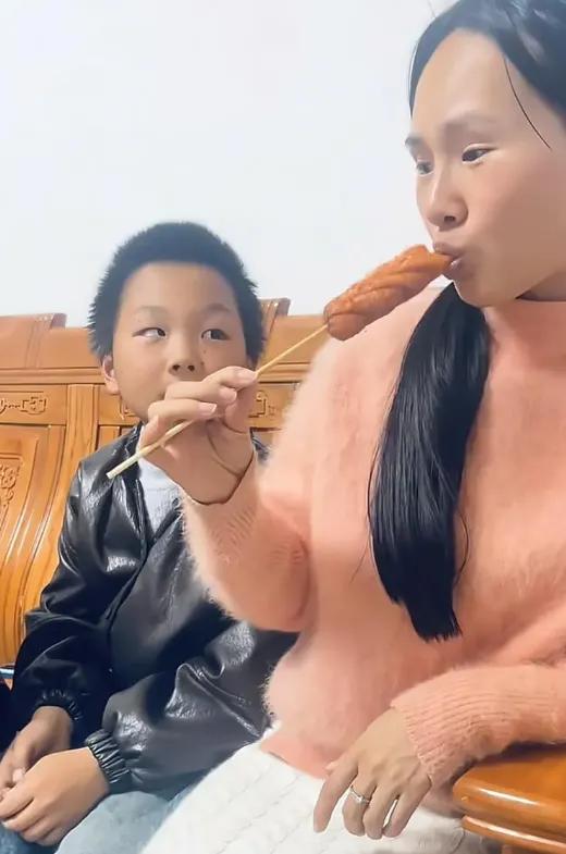 一根烤肠，5个孩子轮着吃，妈妈先咬掉三分之一。视频火了，全网都在骂生这么多养不起
